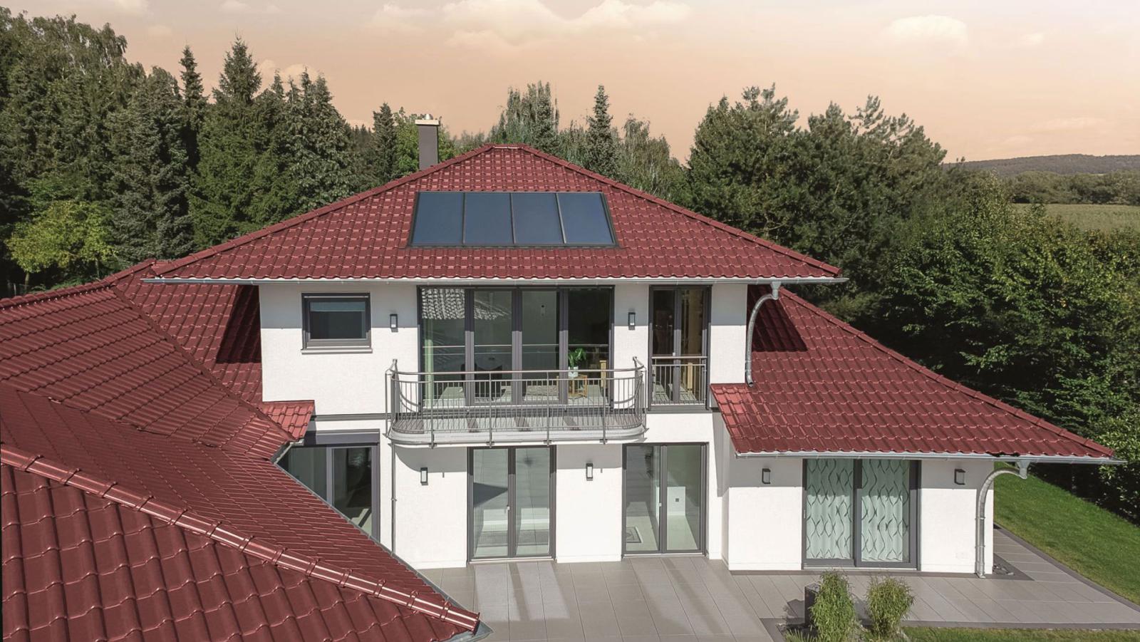 Wohnhaus mit neu eingedecktem rotem Ziegeldach und Solarkollektoren – Referenzobjekt von Helmut Strobl